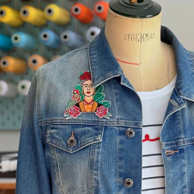 Patch brodé Frida qui customise une veste en jean femme. Zoom sur la broderie et les détails de l'écusson