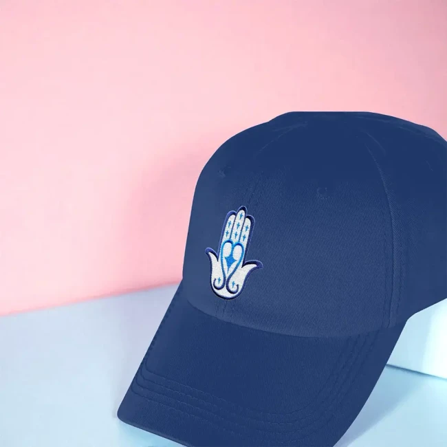 Customisation d'une casquette avec un écusson main de fatma Écusson Main de Fatma Hamsa sur casquette bleue