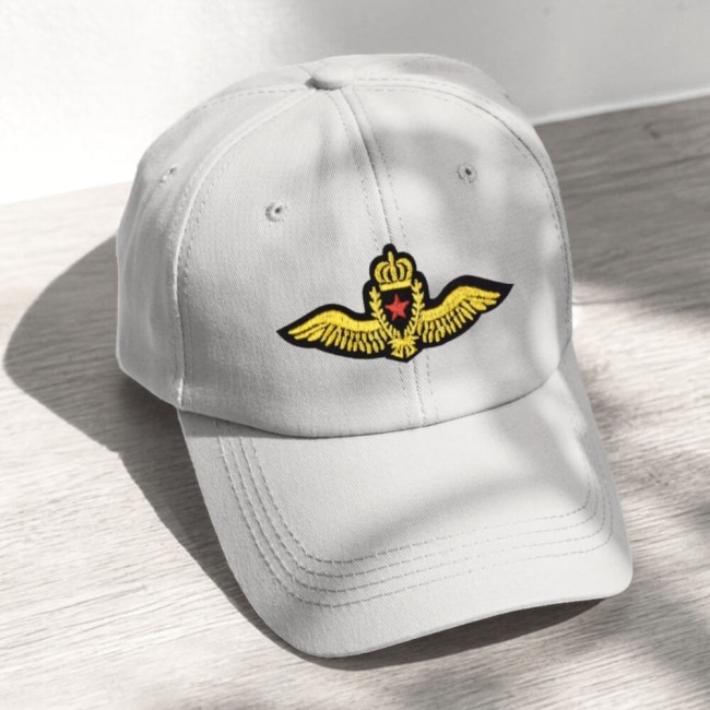 Écusson brodé Royal Air Force appliqué sur casquette blanche