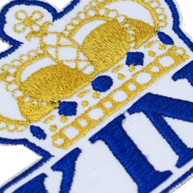 Écusson KING brodé dans mon atelier Patch brodé KING bleu et or. Zoom sur les détails de broderie et notamment le fil métallique doré