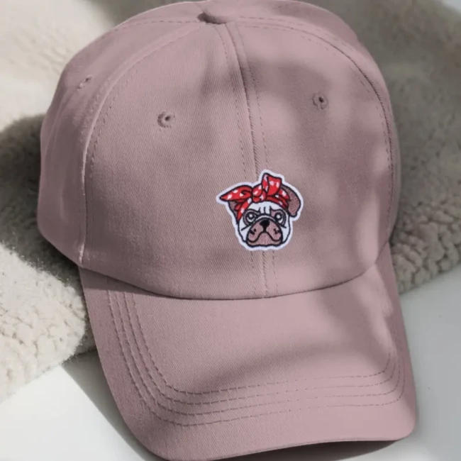 Écusson brodé bouledogue sur casquette Patch bouledogue avec bandana rouge sur une casquette rose