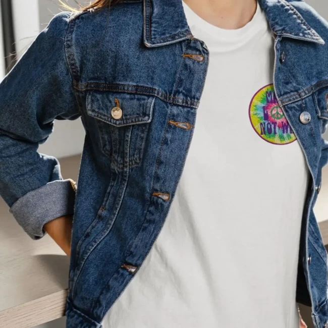 Écusson hippie sur veste en jean Patch Make Love Not War sur veste en jean