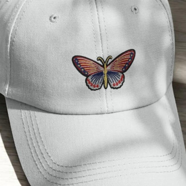 Ecusson thermocollant papillon sur une casquette blanche