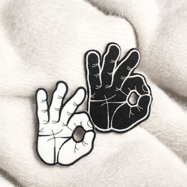 Patchs brodés main blanche et main noires
