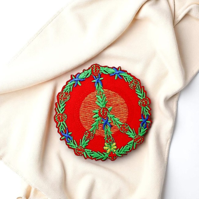 Ecusson thermocollant peace and love avec couronne de fleurs