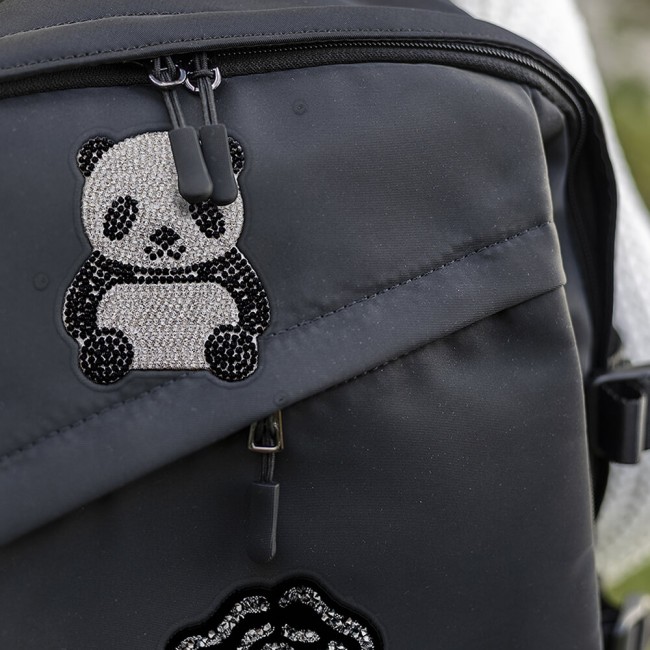 Sac Eastpack avec un panda en strass dessus Motif panda thermocollant sur un sac à dos enfant