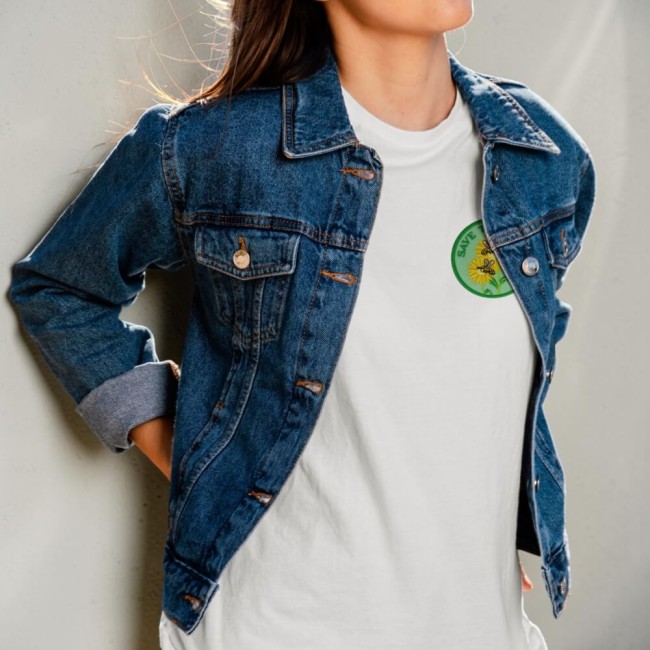 Idée de customisation veste en jean avec écusson abeille Patch Save the Bees porté sur veste en jean avec t-shirt clair