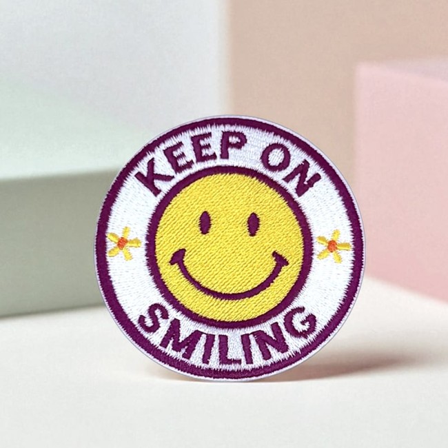 Patch brodé smiley rétro Keep on Smiling