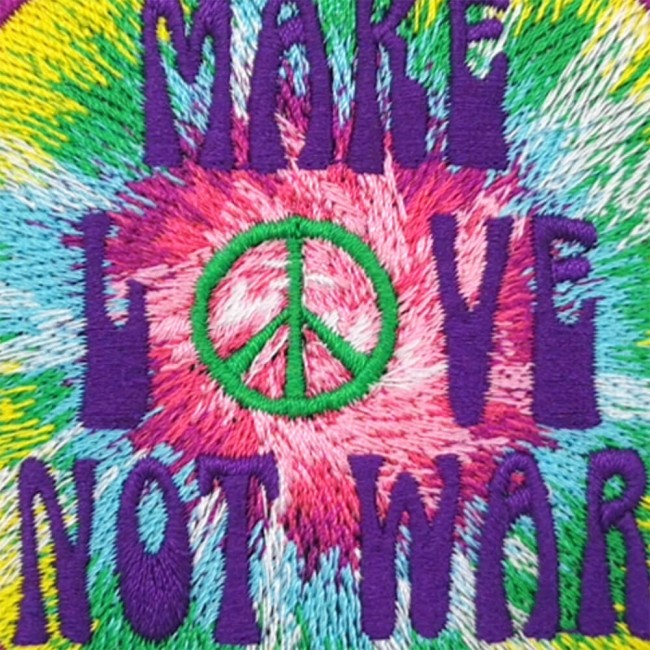 Zoom sur le motif brodé du patch Make Love Not War