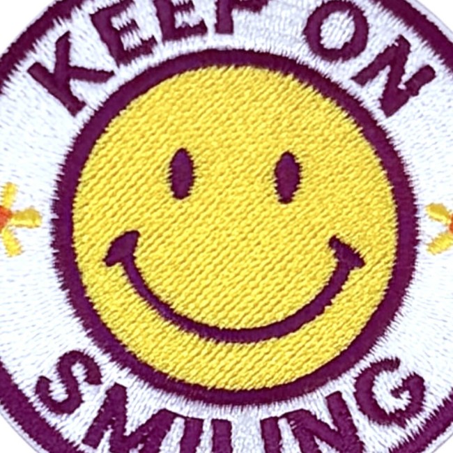 Détails du patch vintage smiley zoom sur la broderie