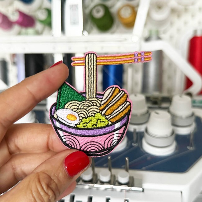 Patch ramen rose tenue dans ma main dans mon atelier