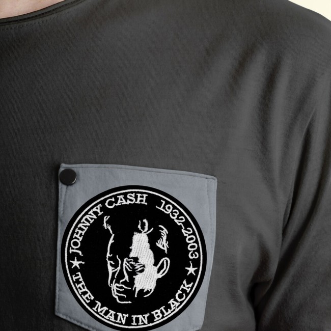 Un patch Johnny Cash en noir et blanc posé sur une poche d'un tee-shirt homme