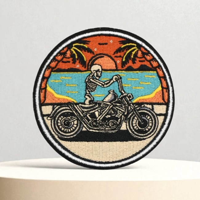 Patch brodé squelette biker sur moto en bord de mer