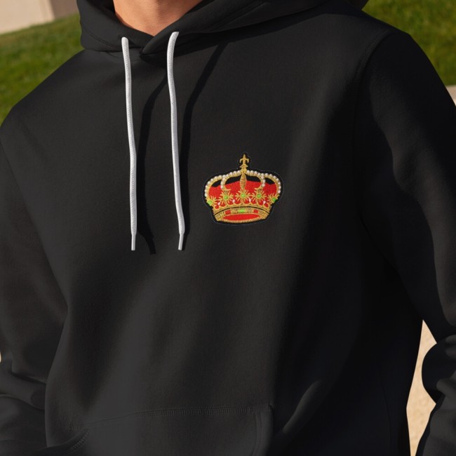 Patch brodé couronne rouge qui customise un sweatshirt noir