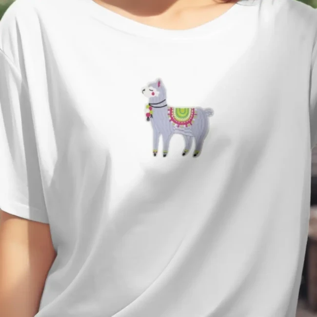 Écusson thermocollant lama sur un tee-shirt Patch lama coloré posé sur un tee-shirt blanc