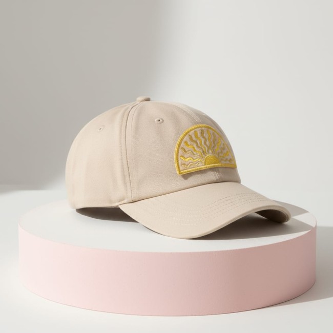 Broderie artisanale Hello Sunshine posé sur casquette claire
