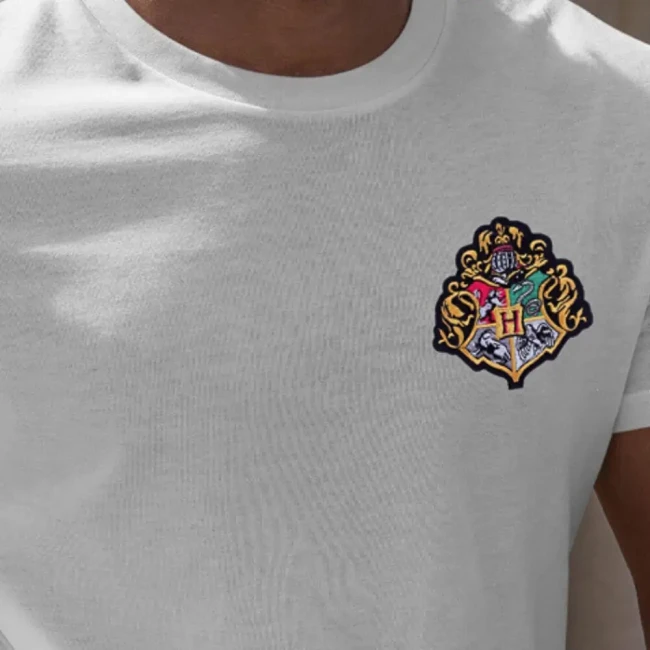 Écusson Harry Potter posé sur un t-shirt
