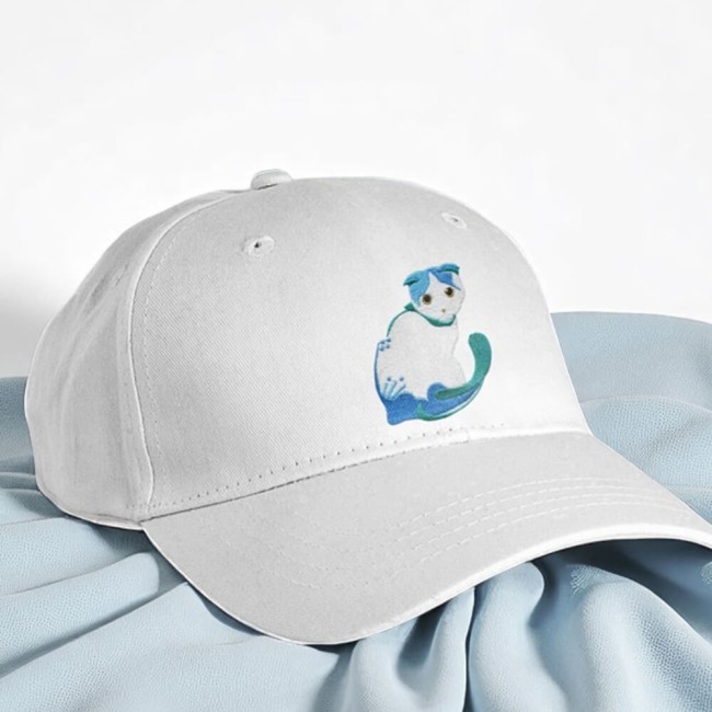 Écusson chat bleu thermocollé sur casquette blanche