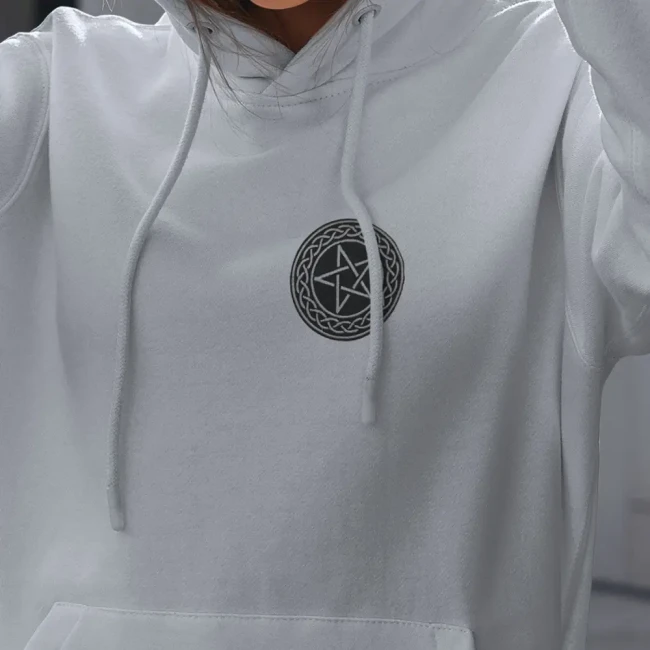 Écusson pentagramme blanc sur hoodie Patch pentagramme inversé blanc et noir sur un sweat à capuche blanc