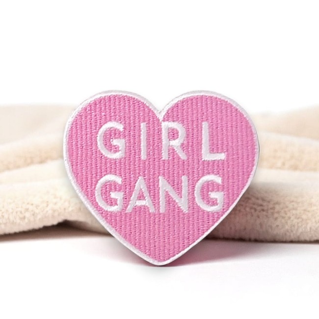 Patch brodé GIRL GANG rose, message féministe à thermocoller