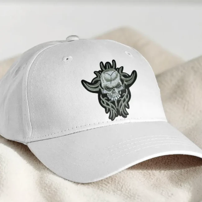 Patch tête de mort en noir et kaki sur une casquette Écusson crâne style biker