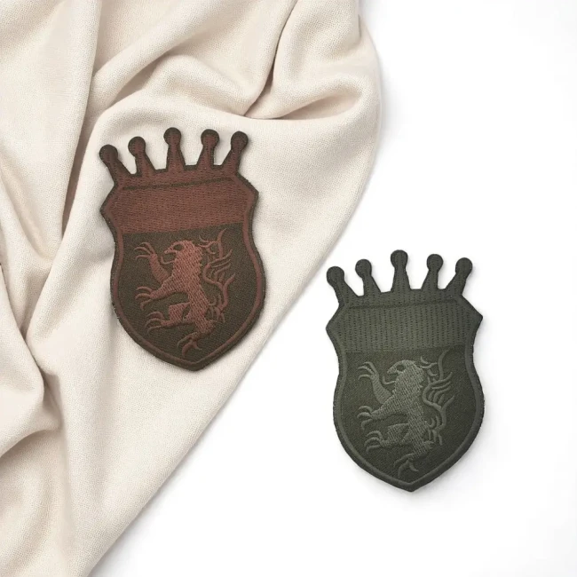 Duo d'écussons lion marron et kaki Deux patchs blason lion en marron et kaki