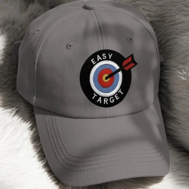 Patch cible Easy Target appliqué sur une casquette grise