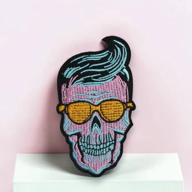 Patch brodé tête de mort rockabilly à lunettes 11 cm