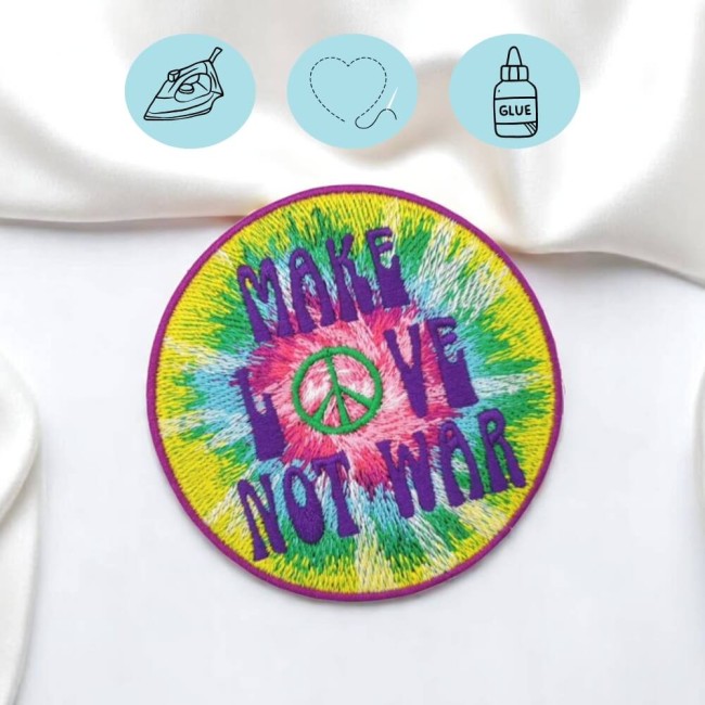 Écusson coloré rétro sur fond tie-dye