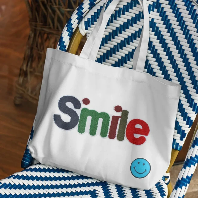 Exemple de customisation du patch chenille SMILE sur un tote bag Patch brodé SMILE bouclette vintage 25 cm