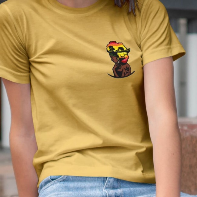 Idée de customisation avec écusson Afrique brodé Patch femme africaine thermocollant sur t-shirt jaune