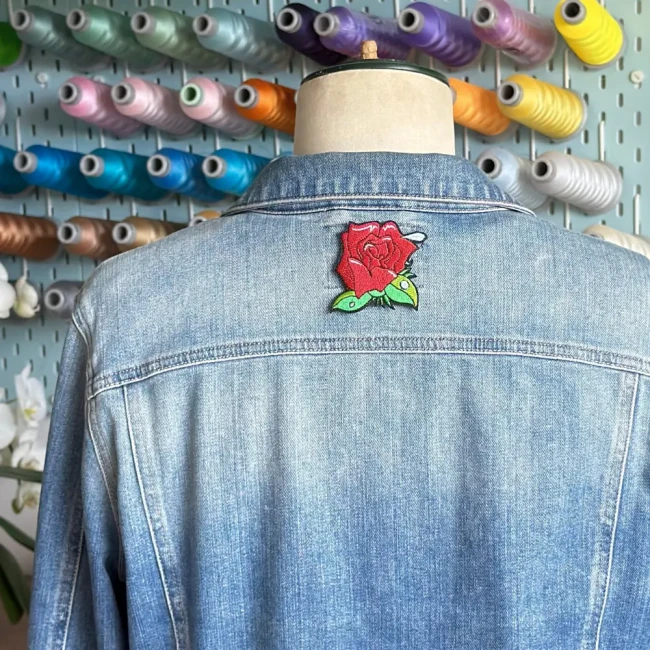 Veste en jean customisée avec le patch rose rouge