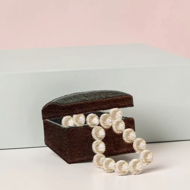 Ecusson boite à bijoux avec collier de perles