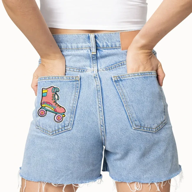 Motif thermocollant patin à roulettes à coudre Idée customisation écusson roller derby sur un jean