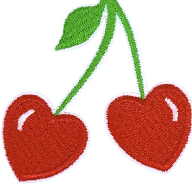 écusson brodé dans mon atelier, merci de soutenir l'artisanat français Broderie gros plan cerises cœur
