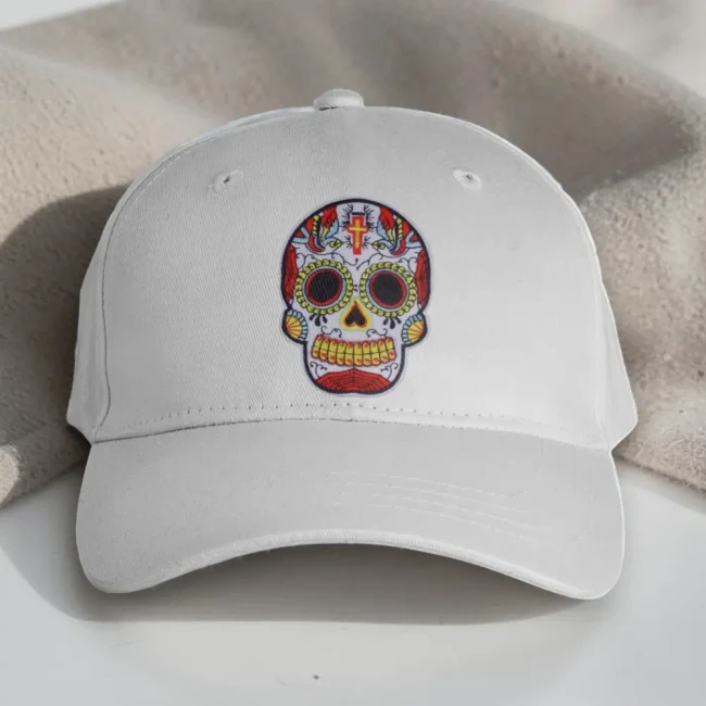 Écusson calavera modèle 3 sur casquette blanche Patch calavera blanc et rouge modèle 3 posé sur une casquette blanche