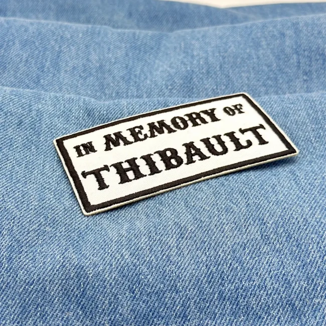 patch brodé dans mon atelier en france Écusson In Memory Of personnalisé présenté sur du denim