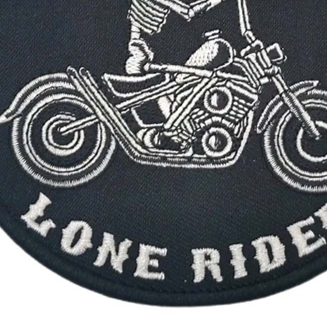 Détail de la moto brodée en gris sur le patch Lone Rider Vue rapprochée du patch brodé No Club en gris