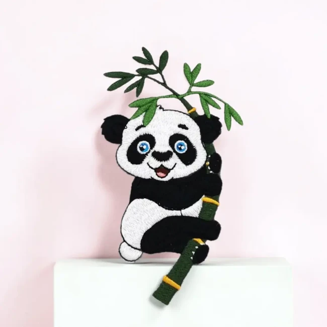 Écusson thermocollant panda et bambou 13 cm Grand patch brodé panda accroché à une branche de bambou