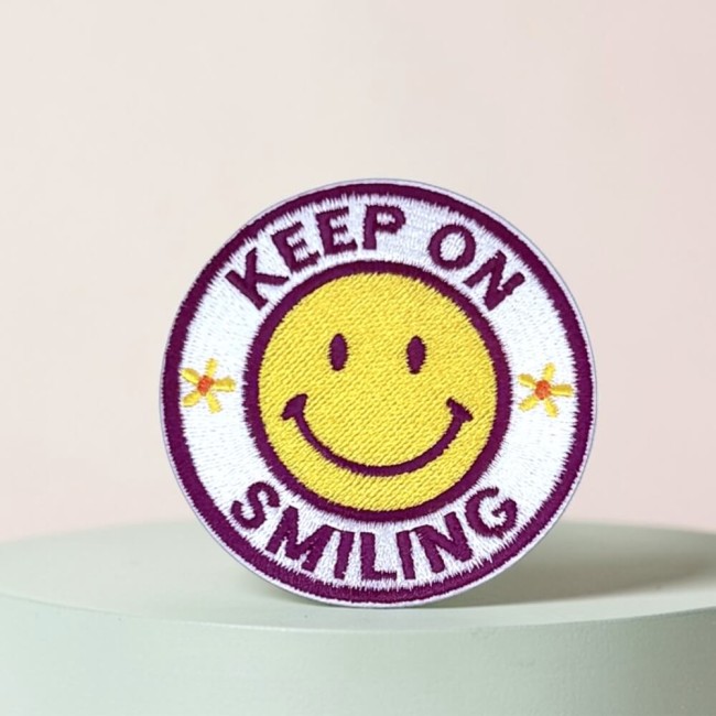 Patch brodé smiley rétro Keep on Smiling
