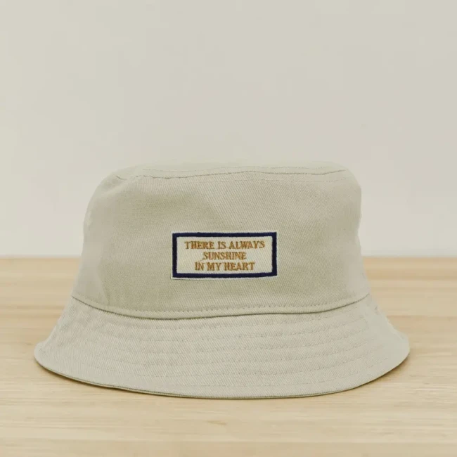 Patch There Is Always Sunshine posé sur un bob beige