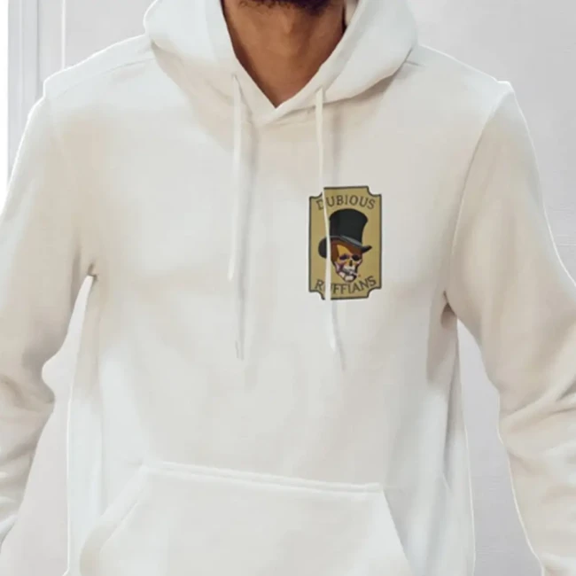 Patch Dubious Ruffians posé sur un hoodie blanc