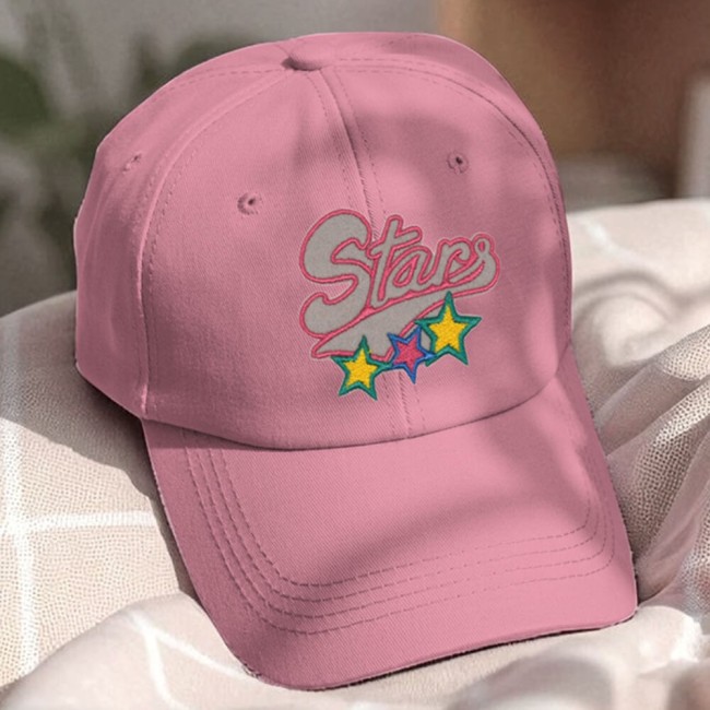 Écusson Stars thermocollant sur une casquette rose
