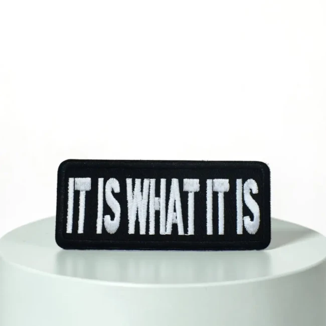 Écusson thermocollant It Is What It Is Patch brodé noir et blanc It Is What It Is