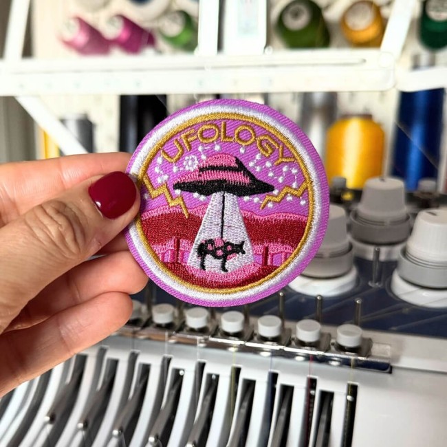 Patch UFOLOGY dans ma main devant ma machine à broder