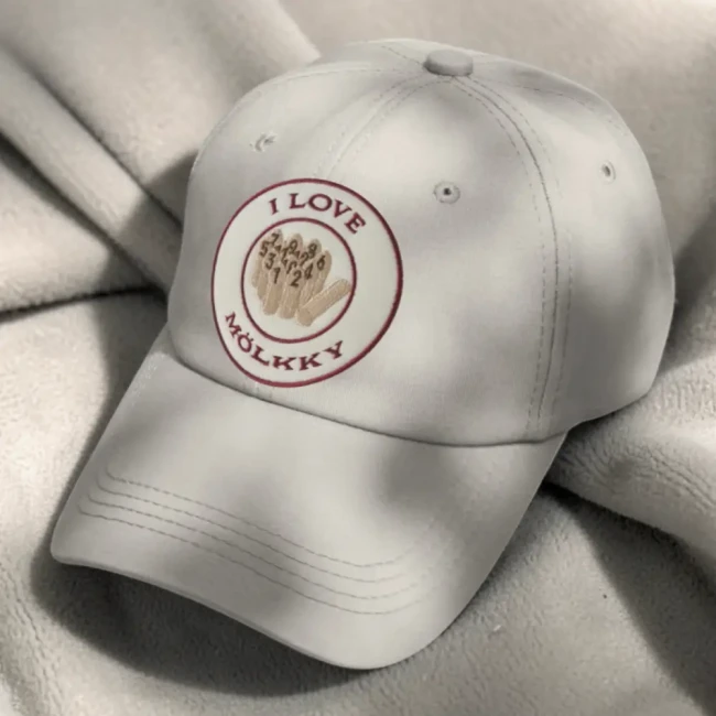 Ecusson brodé thermocollant Molkky sur une casquette beige Casquette beige customisée avec un patch molkky