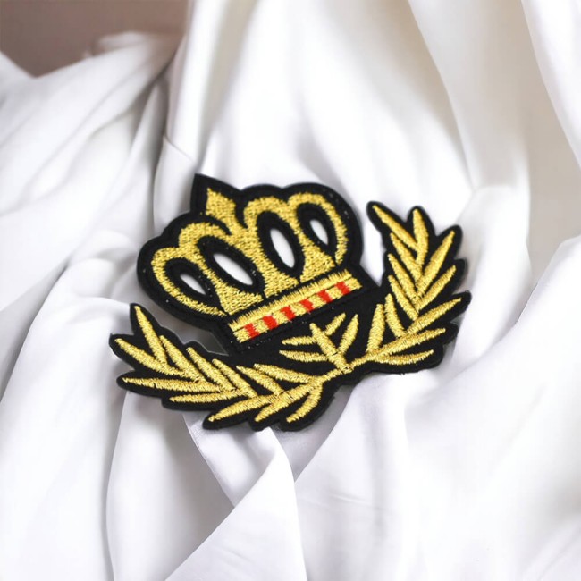 Couronne royale brodée de fil métallique doré