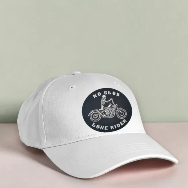 Patch biker thermocollant au style minimaliste affirmé Écusson brodé esprit libre à oser sur une casquette