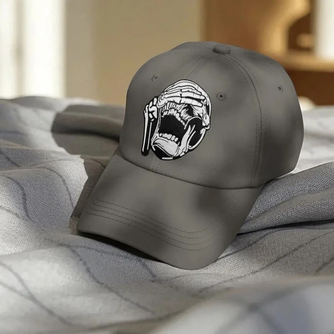 Patch crâne rieur posé sur une casquette grise
