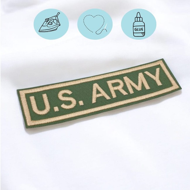 Zoom sur patch brodé US ARMY noir thermocollant Patch brodé US ARMY noir avec bordures assorties sur tissu kaki